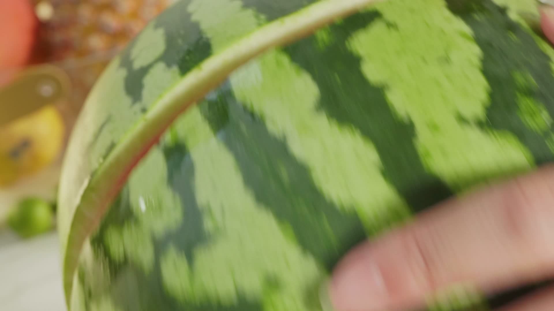 切西瓜挖西瓜球视频的预览图