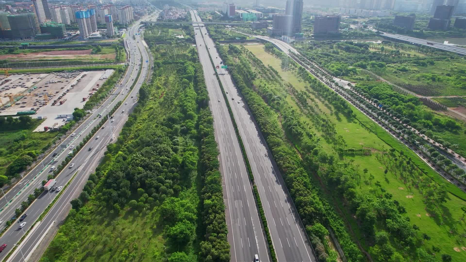 航拍高速公路景观视频的预览图