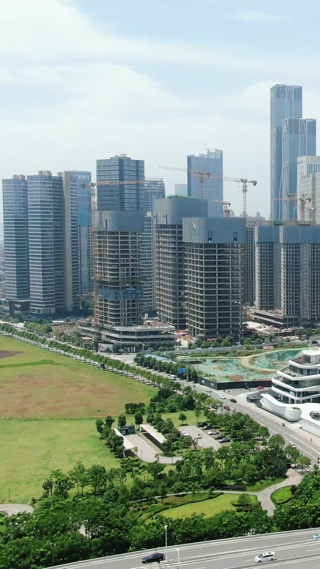 城市航拍湖南长沙在建商务大厦竖屏视频的预览图