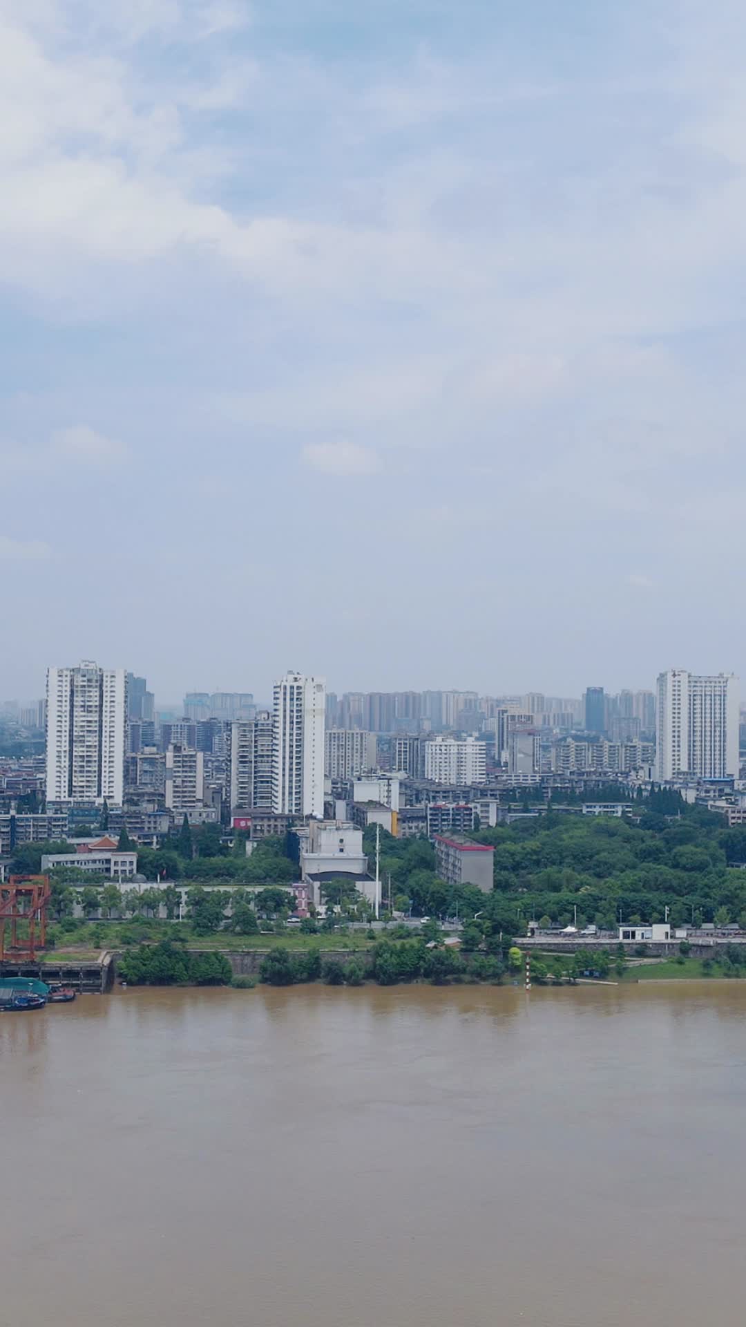 城市航拍湖南株洲湘江边高楼建筑竖屏视频的预览图