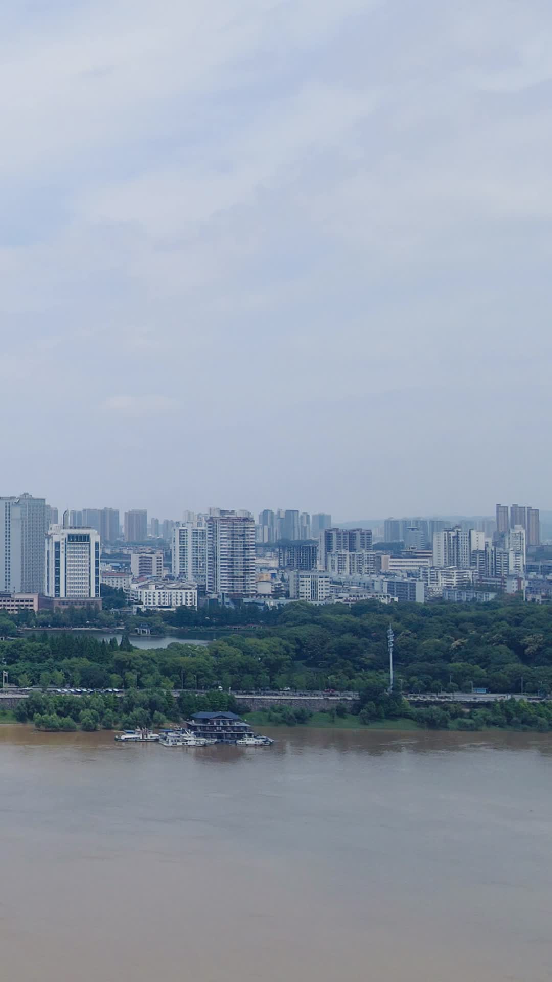 城市航拍湖南株洲湘江边高楼建筑竖屏视频的预览图