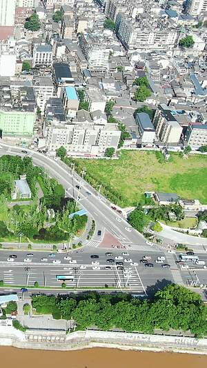 俯拍城市交通绿化大道视频的预览图