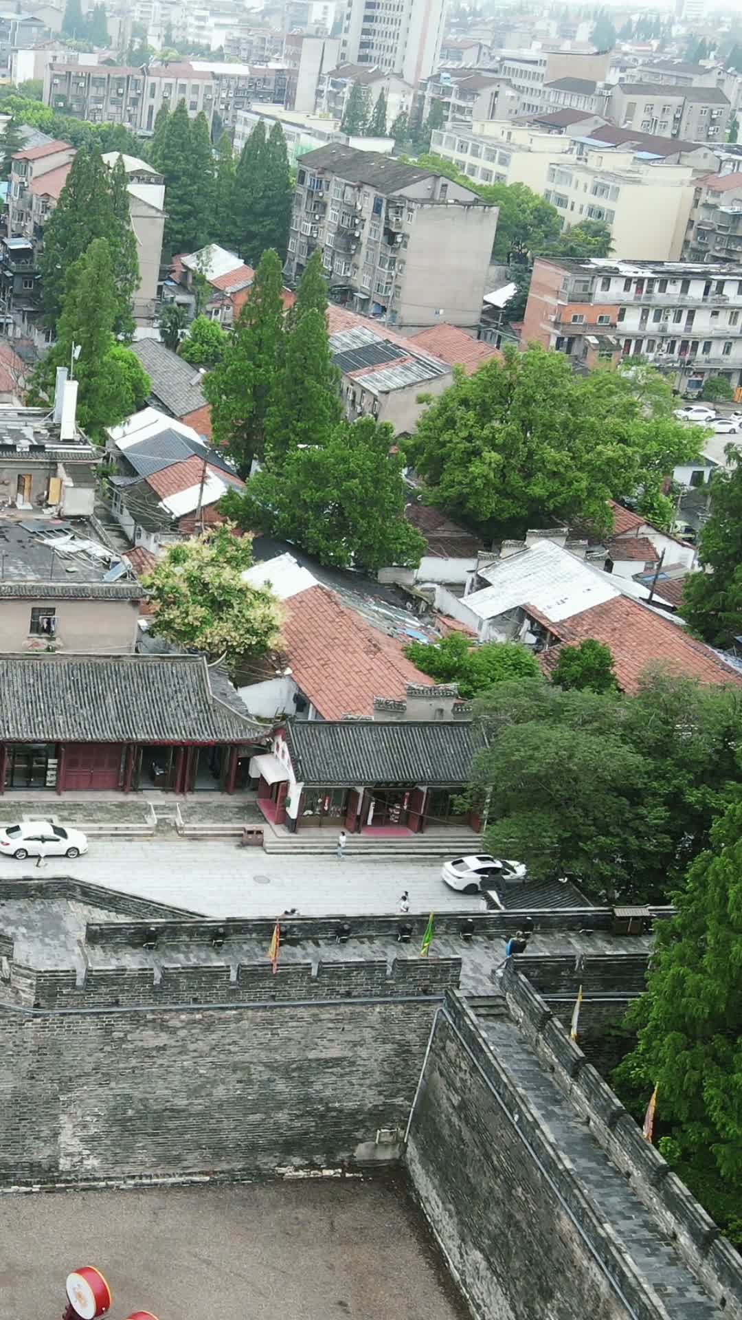 航拍湖北荆州古城历史建筑视频的预览图