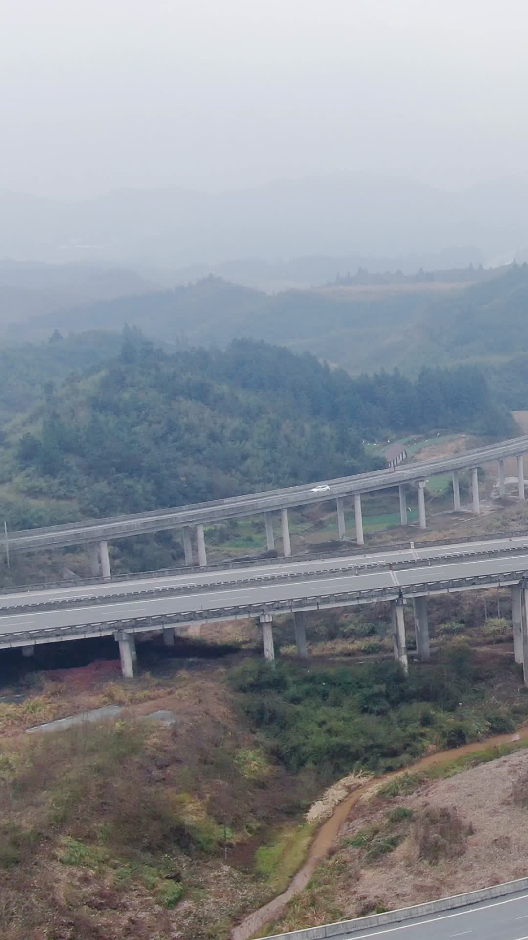 高速公路高架桥交通竖屏航拍视频的预览图