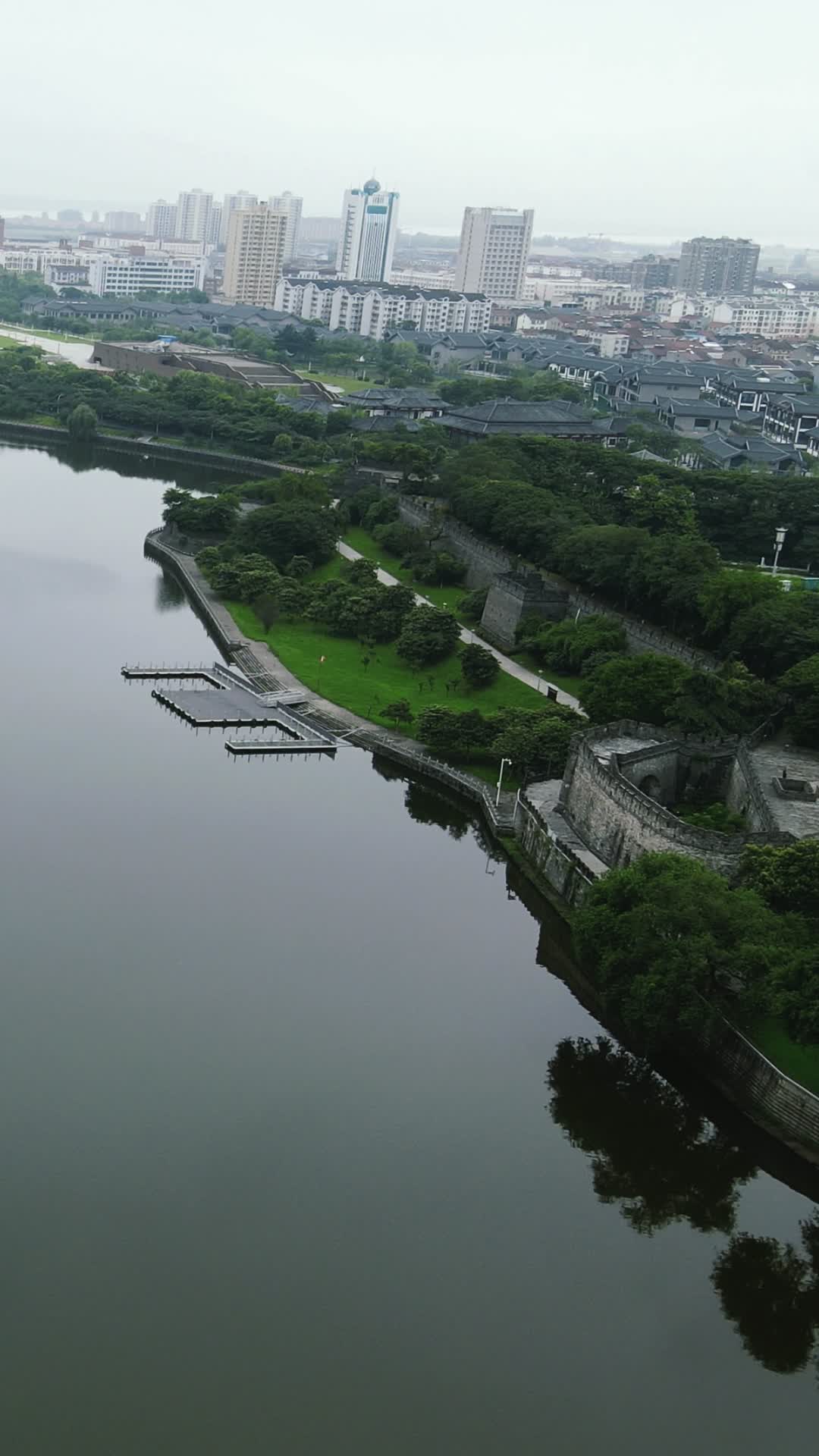 航拍湖北荆州古城历史建筑视频的预览图