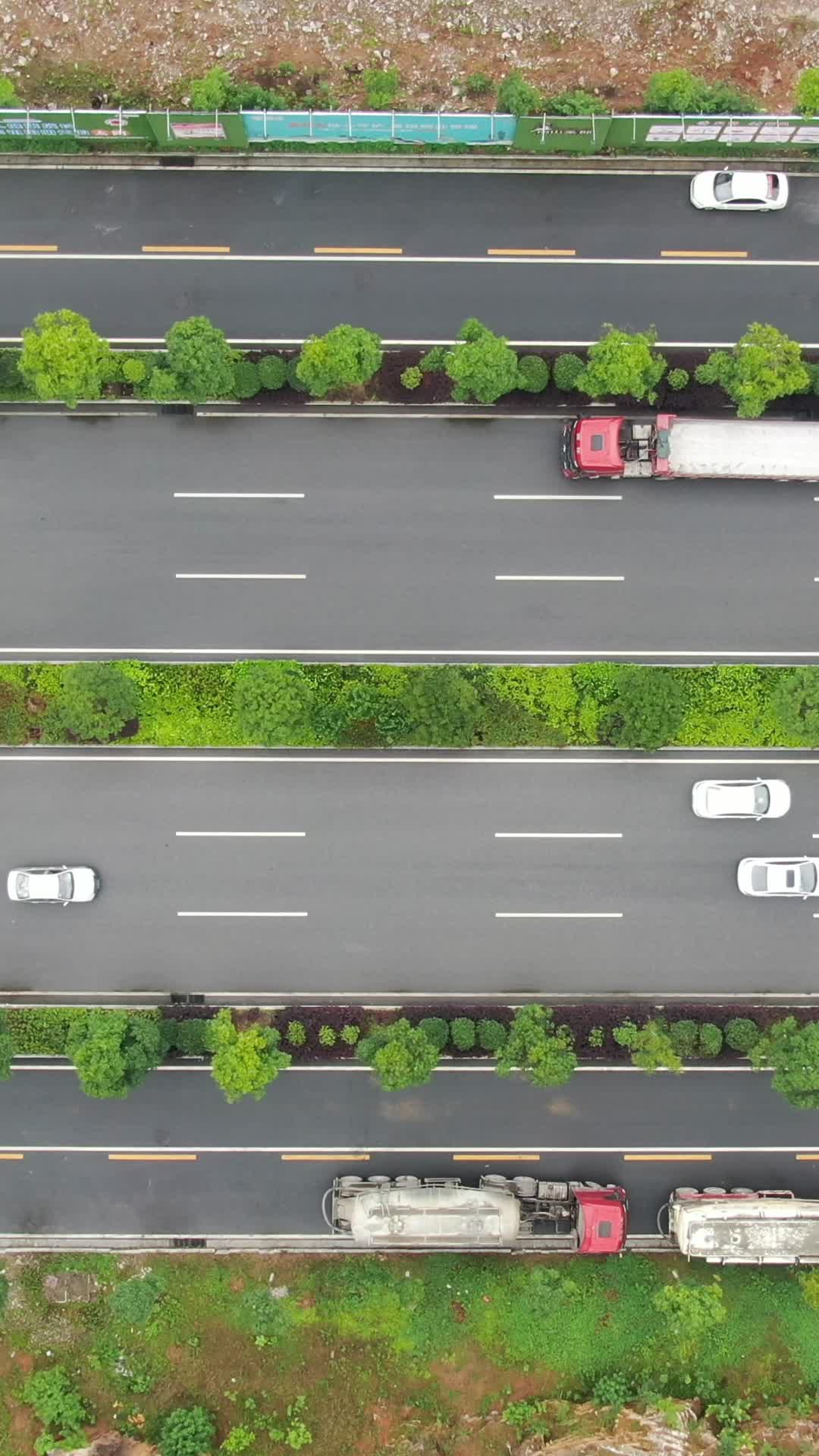 俯拍城市交通绿化大道视频的预览图