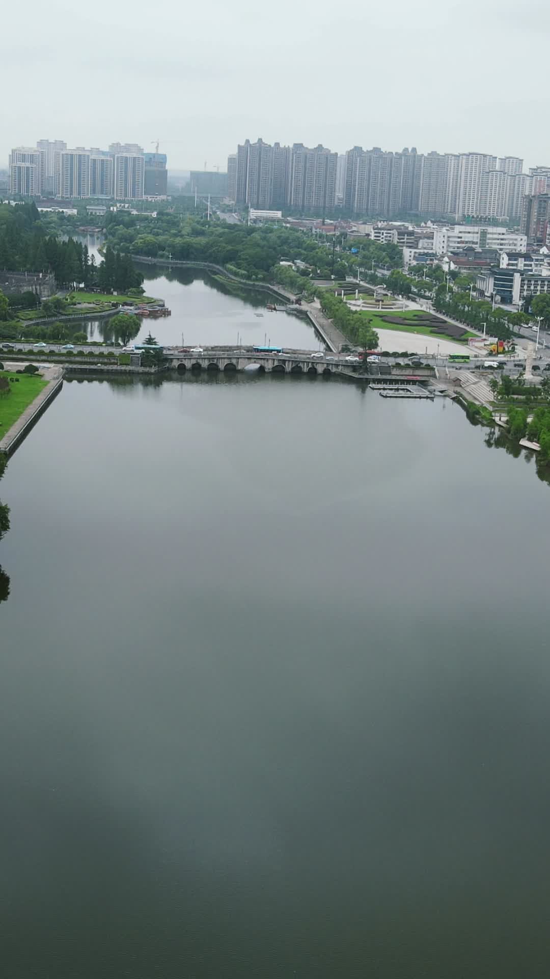 航拍湖北荆州古城九龙渊公园视频的预览图