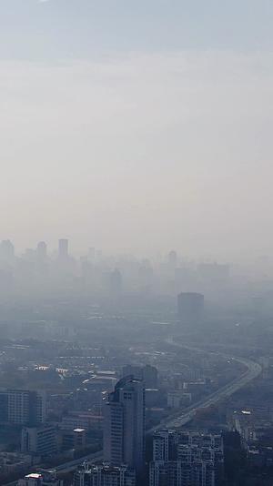 城市航拍南京清晨雾霾天气视频的预览图