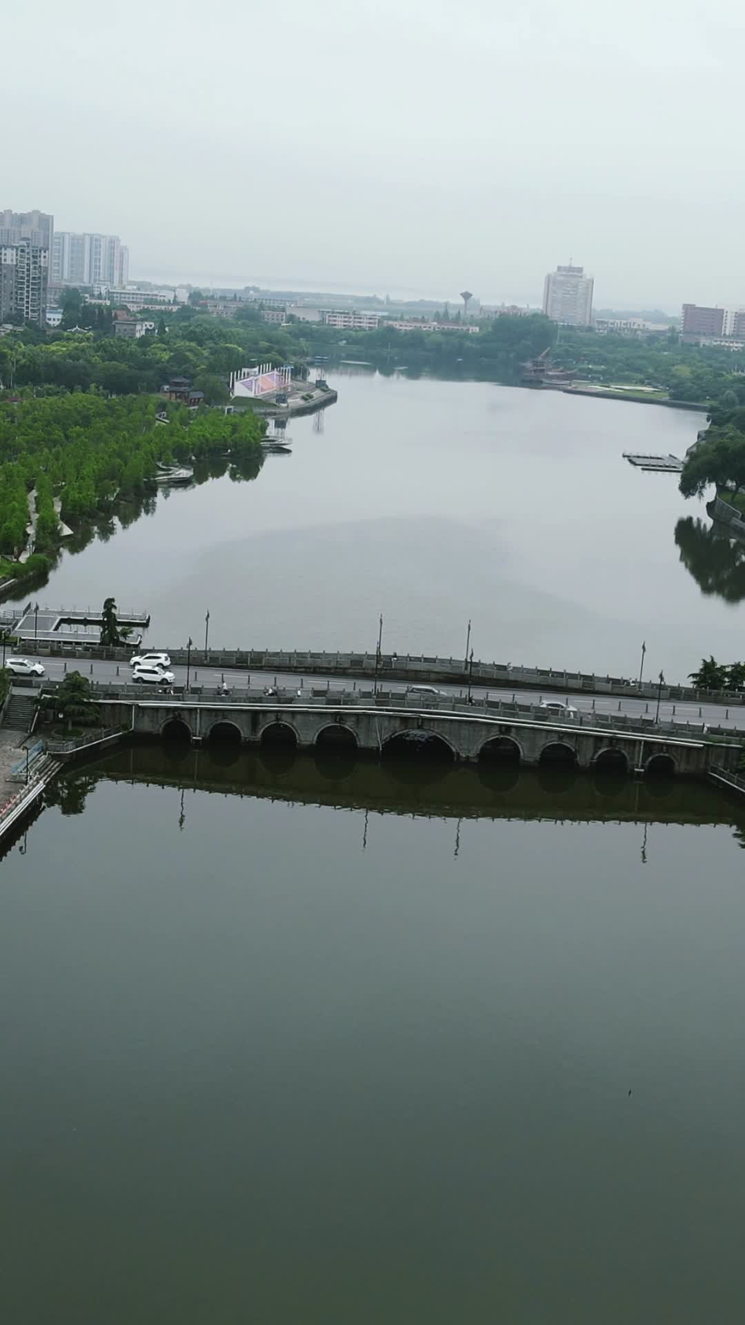 航拍湖北荆州九龙渊公园九龙桥视频的预览图