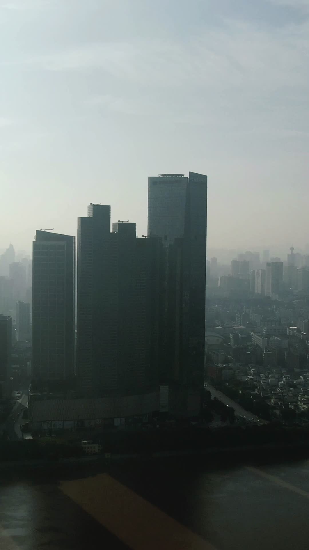 湖南长沙城市清晨迷雾竖屏视频的预览图