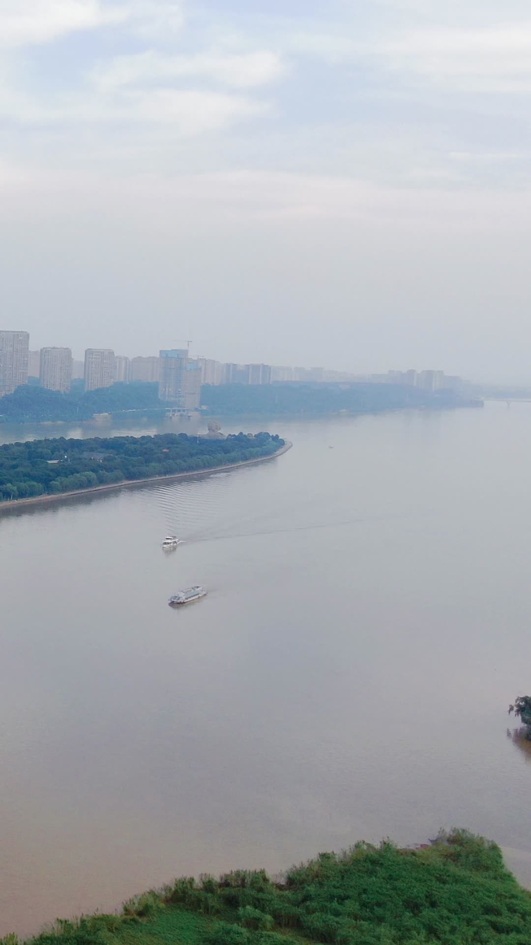 湖南长沙湘江洪水汛期竖屏航拍视频的预览图