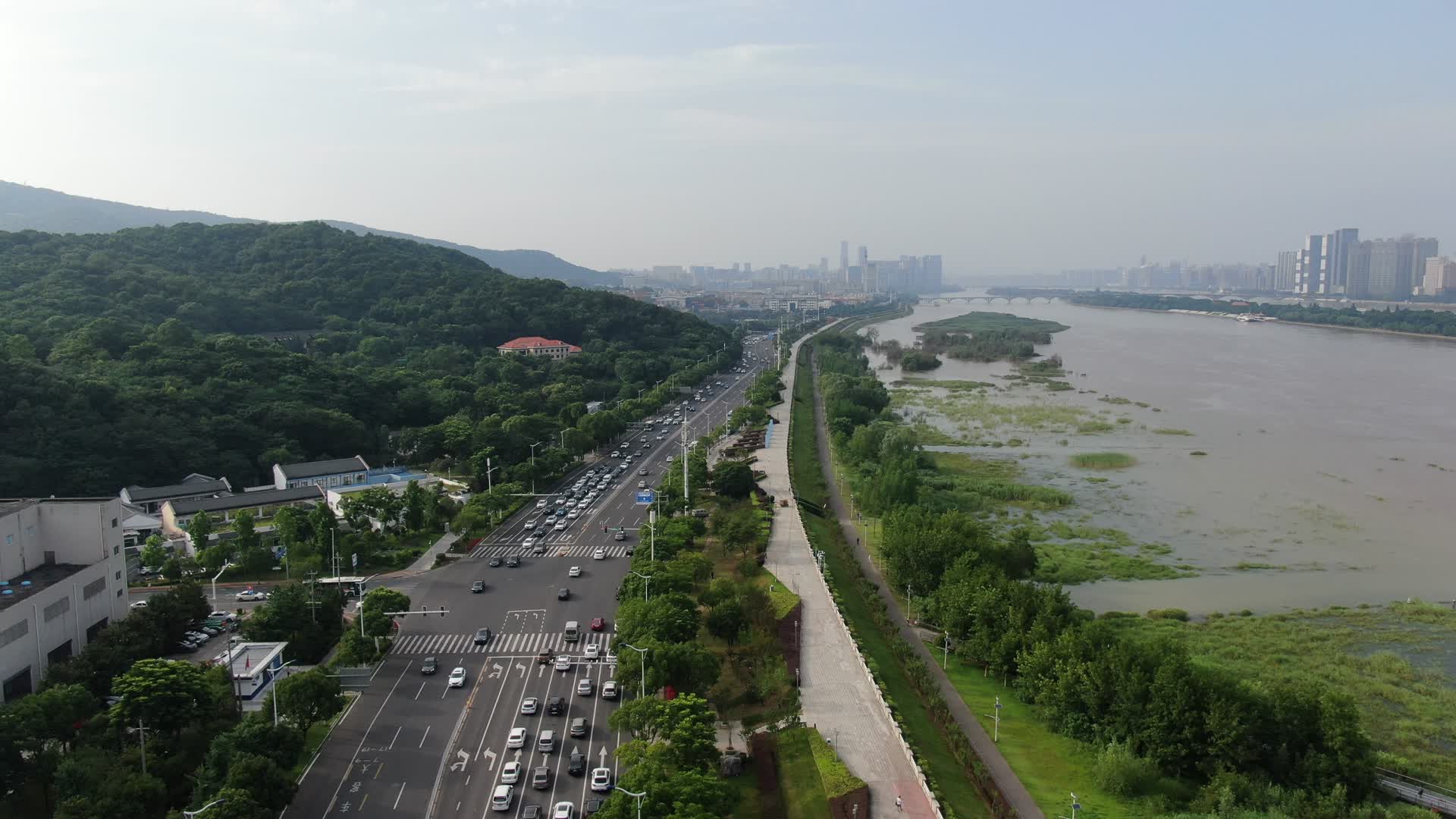城市航拍湖南长沙湘江大道交通视频的预览图
