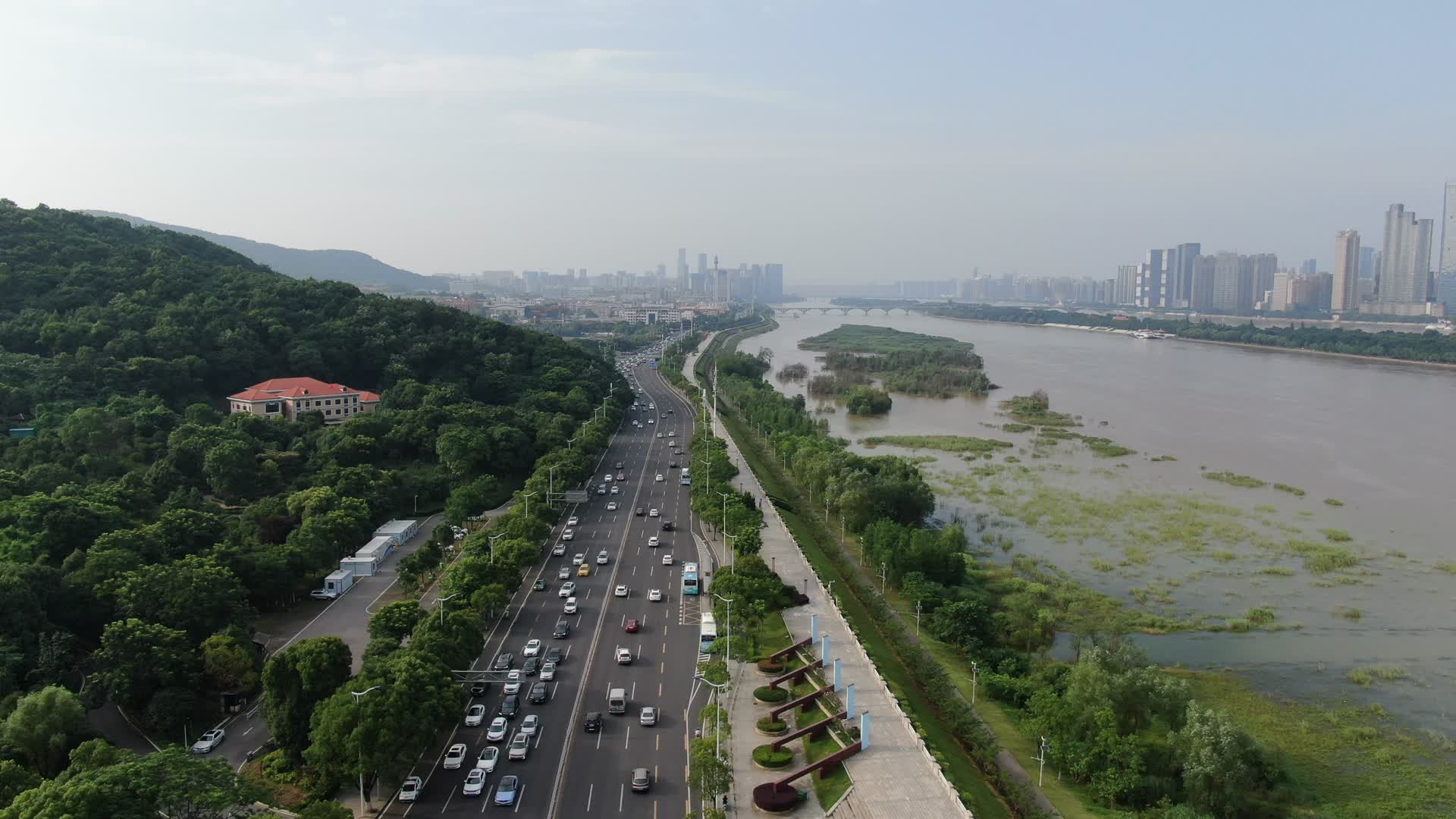 城市航拍湖南长沙湘江大道交通视频的预览图