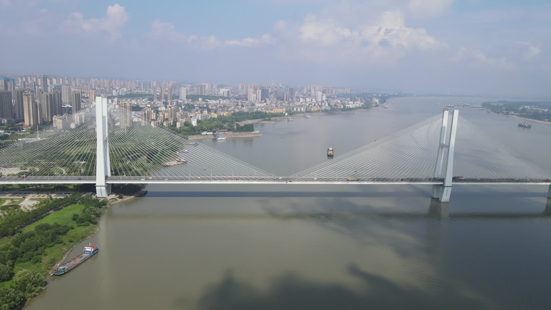 航拍湖北荆州长江大桥视频的预览图