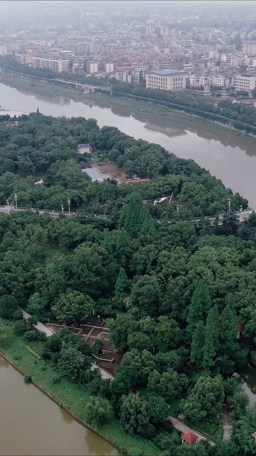 城市航拍湖南湘潭湘乡镇湘桥碧洲公园视频的预览图