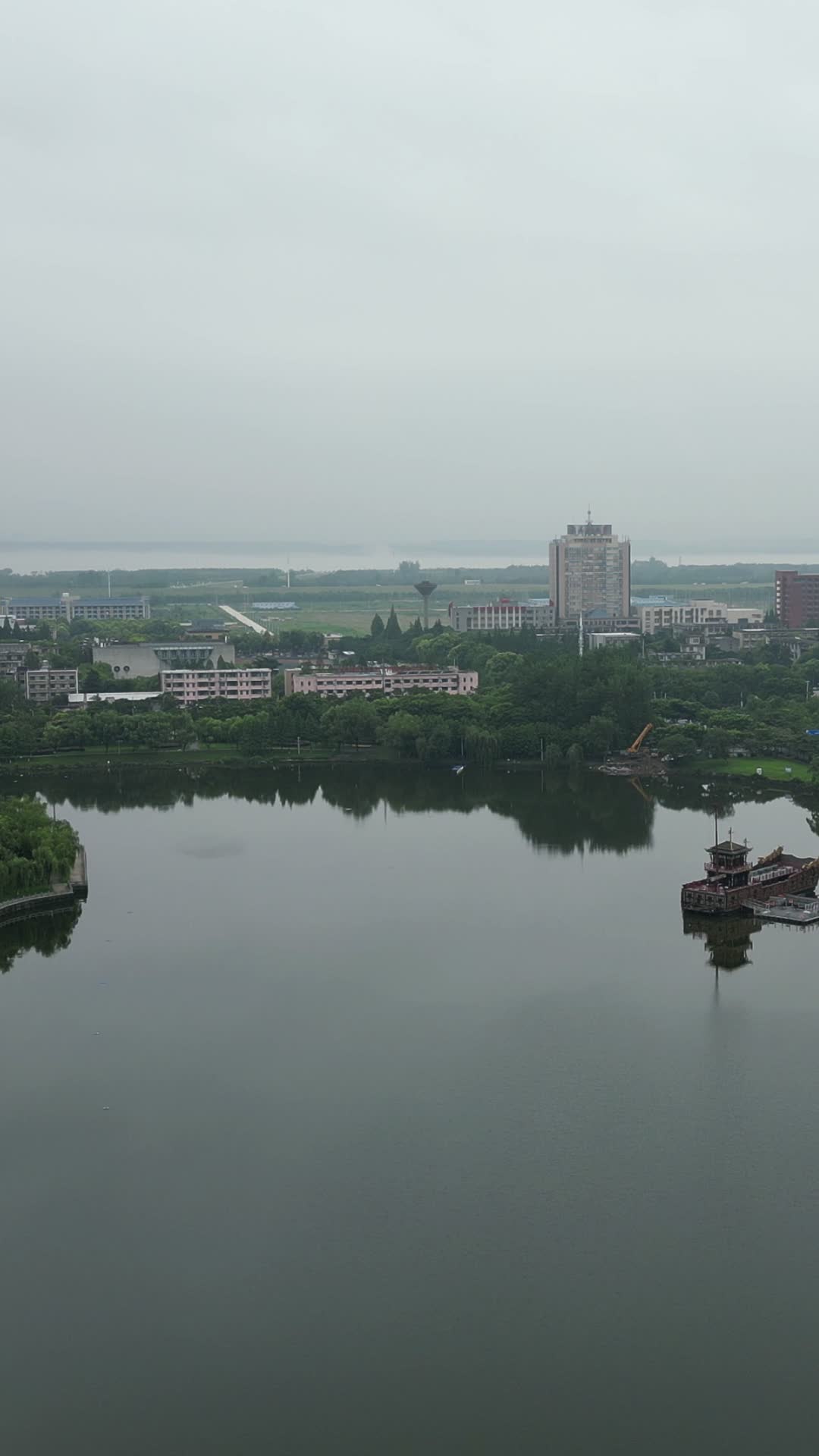航拍湖北荆州九龙渊公园视频的预览图