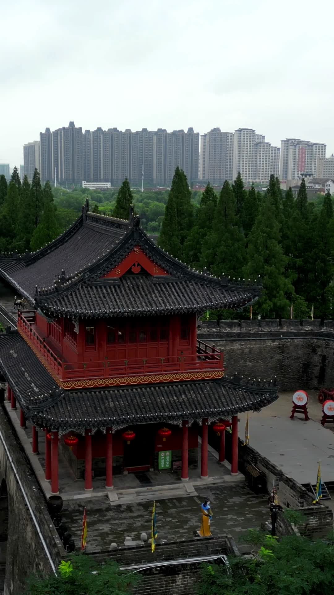 旅游景区航拍荆州古城东门景区视频的预览图