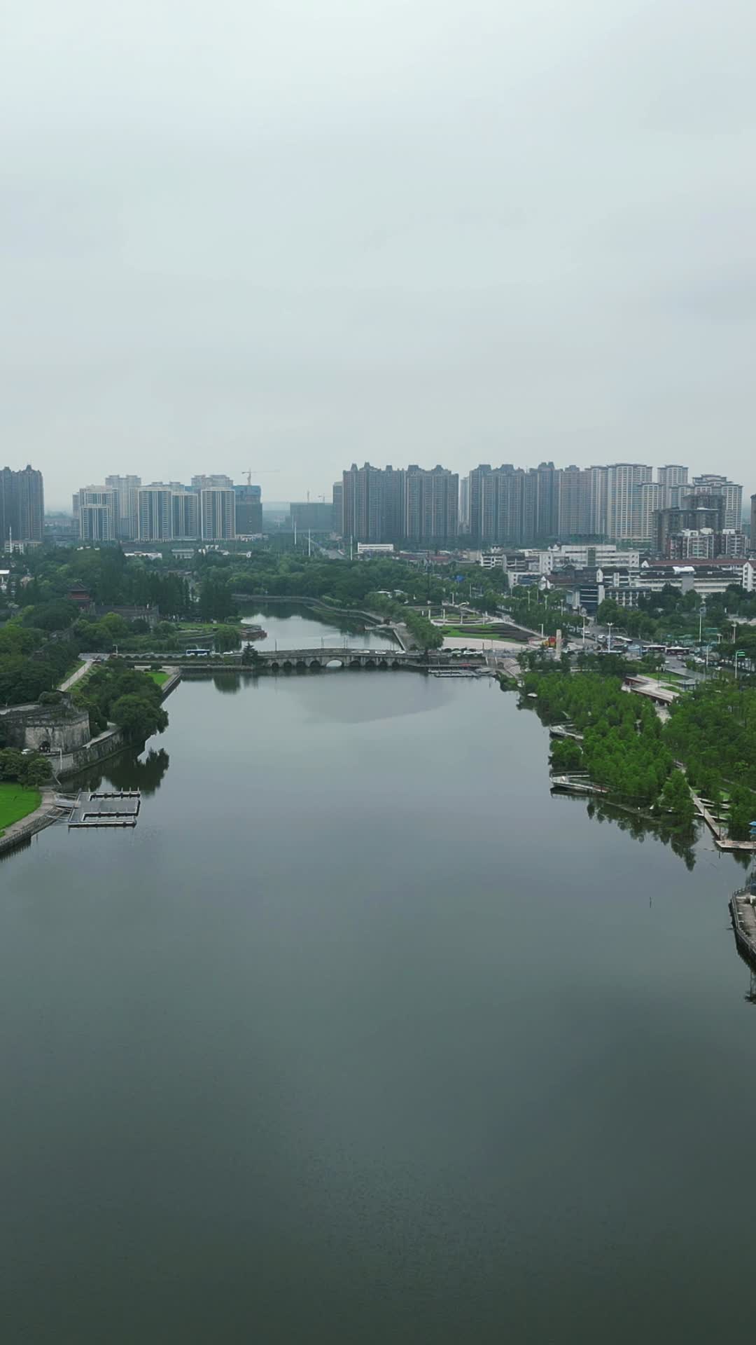 航拍湖北荆州古城历史文化旅游区九龙渊公园视频的预览图