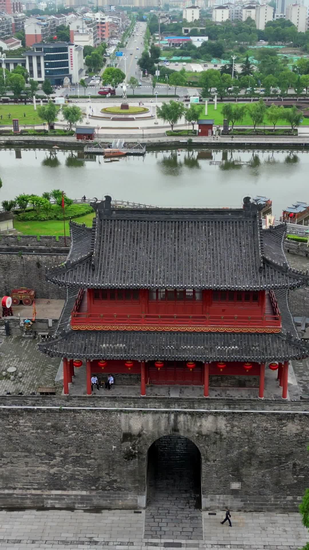 旅游景区航拍荆州古城东门景区视频的预览图