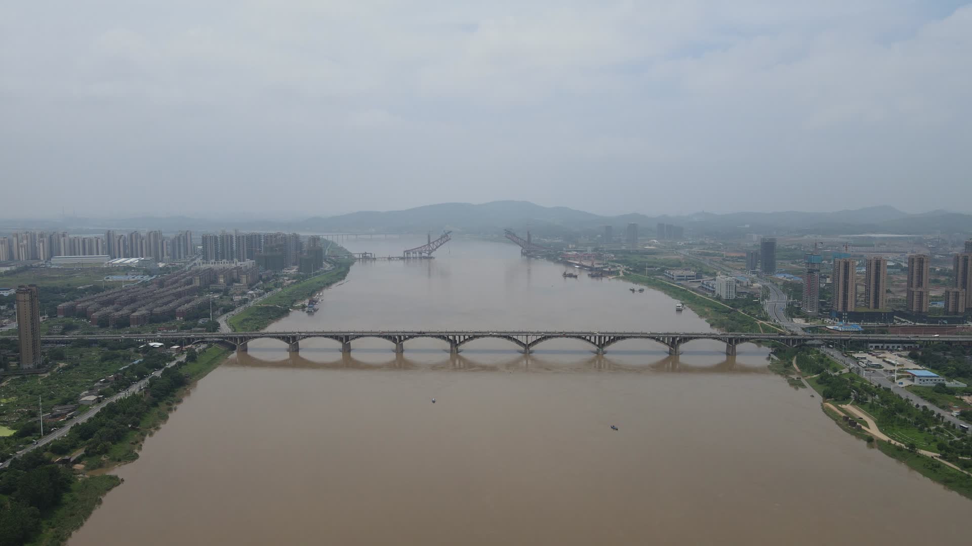 城市航拍湖南株洲石峰大桥交通视频的预览图