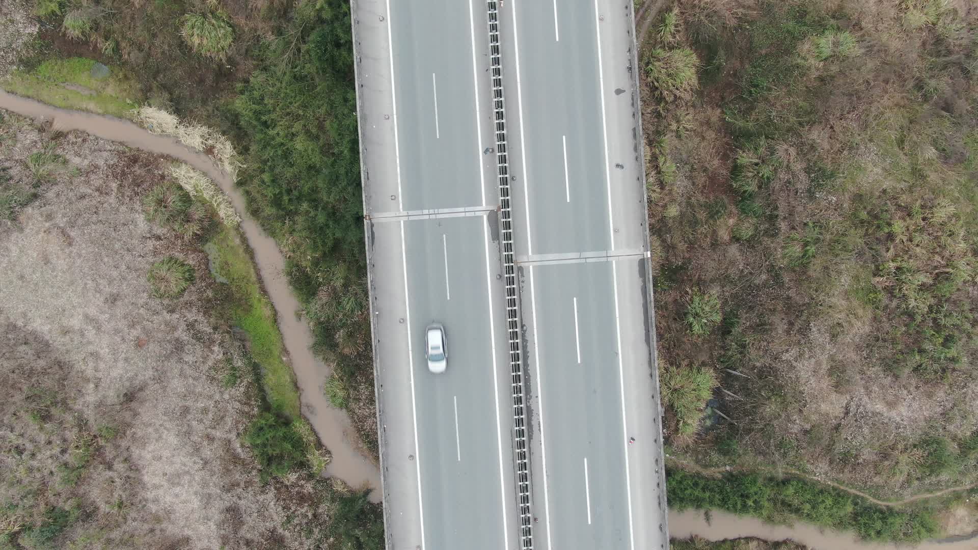 航拍高速路交通车辆快速行驶视频的预览图
