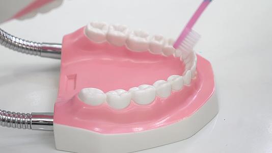 正确刷牙刷牙动作牙齿大白牙视频的预览图