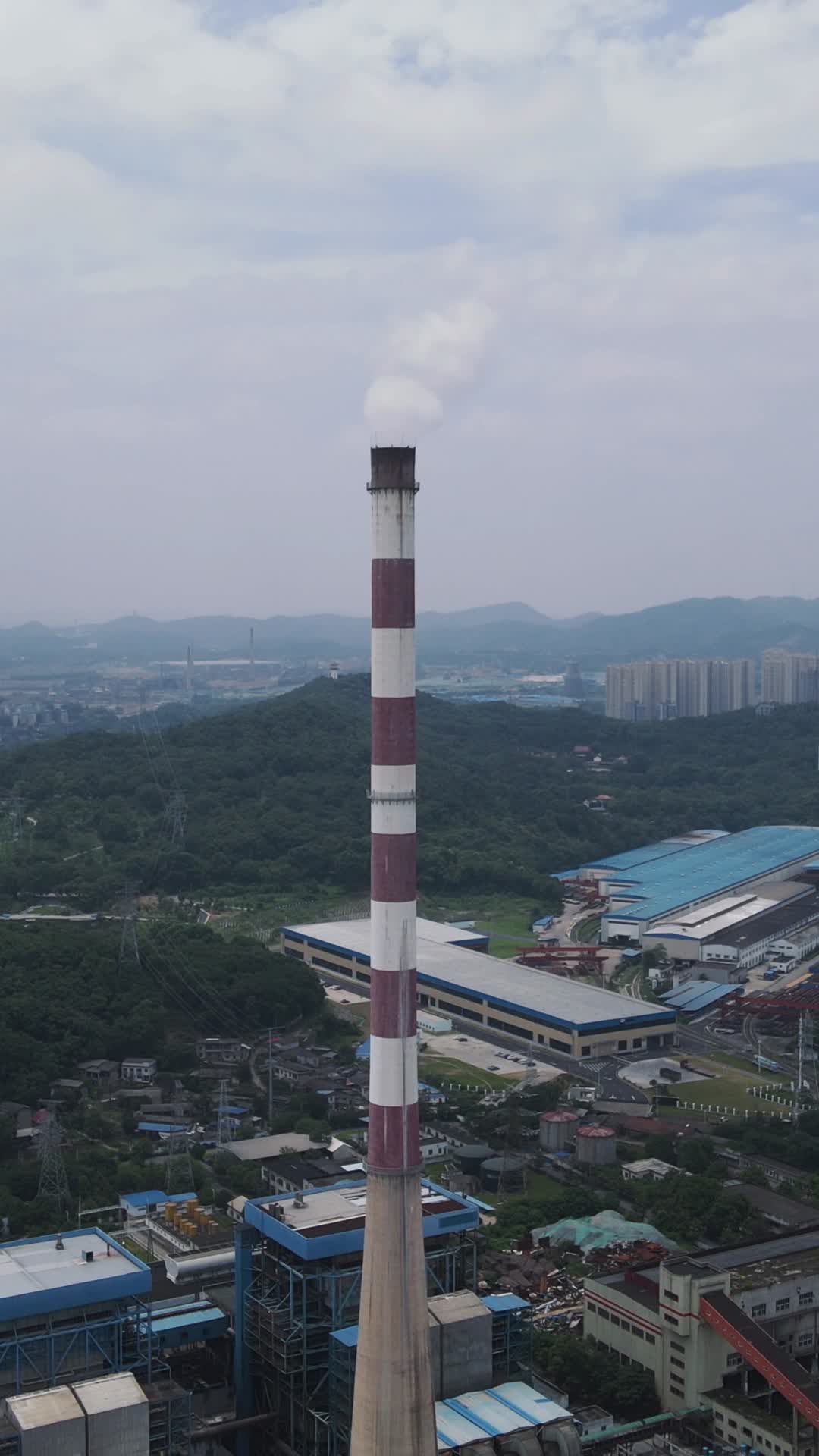 航拍城市工业生产烟冲排烟视频的预览图
