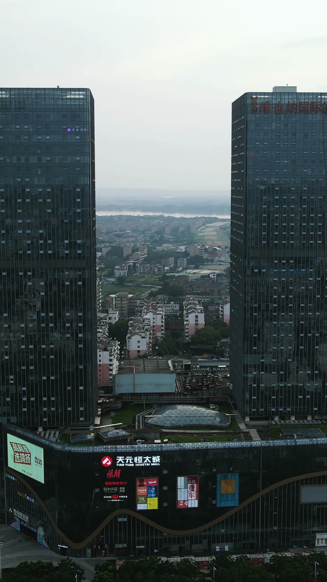 城市航拍湘潭开元湘潭中心湘潭双塔视频的预览图