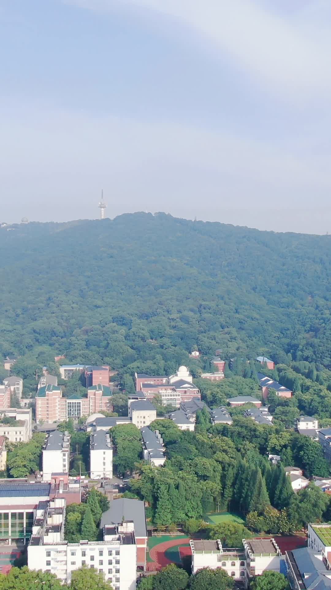 湖南长沙岳麓山大学城竖屏航拍视频的预览图
