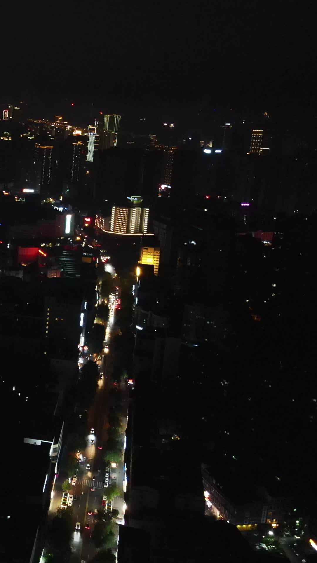 航拍湖南岳阳夜景大道视频的预览图