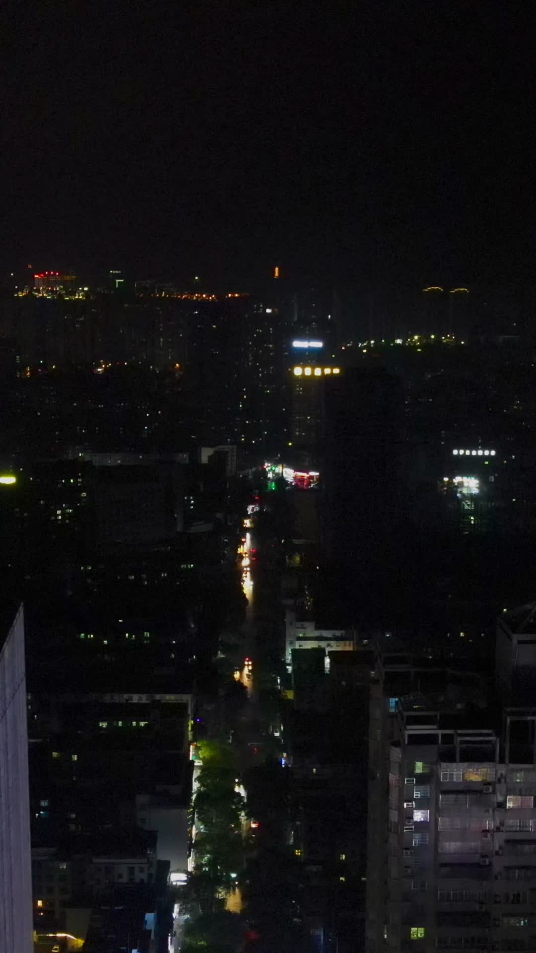 航拍湖南岳阳夜景大道视频的预览图
