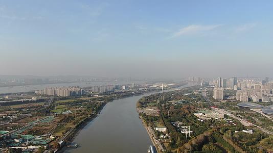 城市航拍南京夹江风光视频的预览图