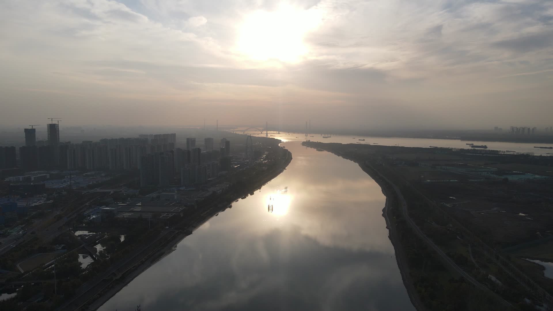 城市航拍南京之眼日落晚霞夕阳视频的预览图