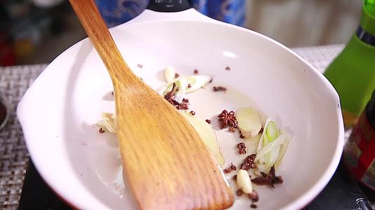美食镜头合集起锅烧油葱姜炝锅视频的预览图