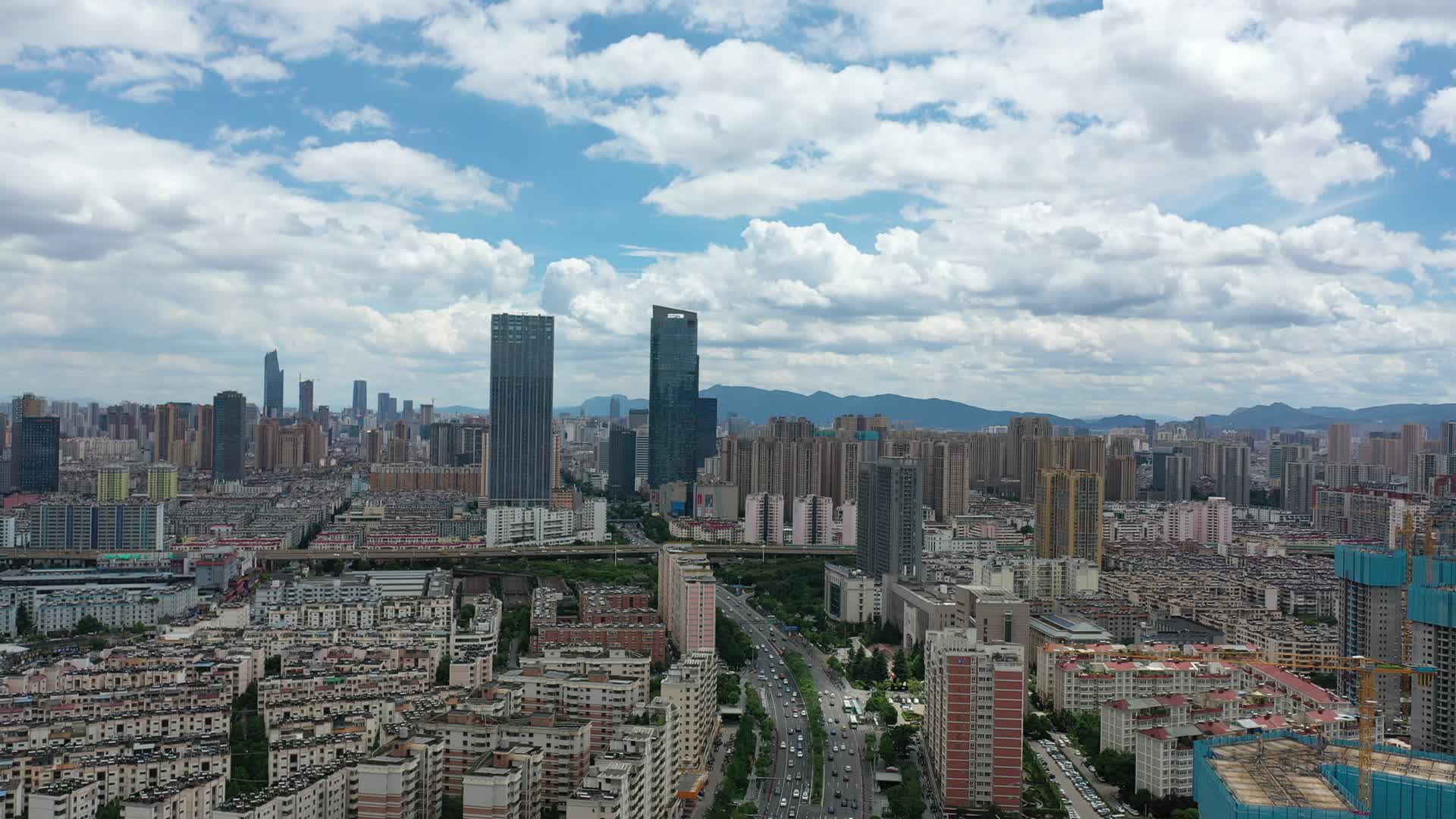 4K航拍昆明北京路城市风光视频的预览图