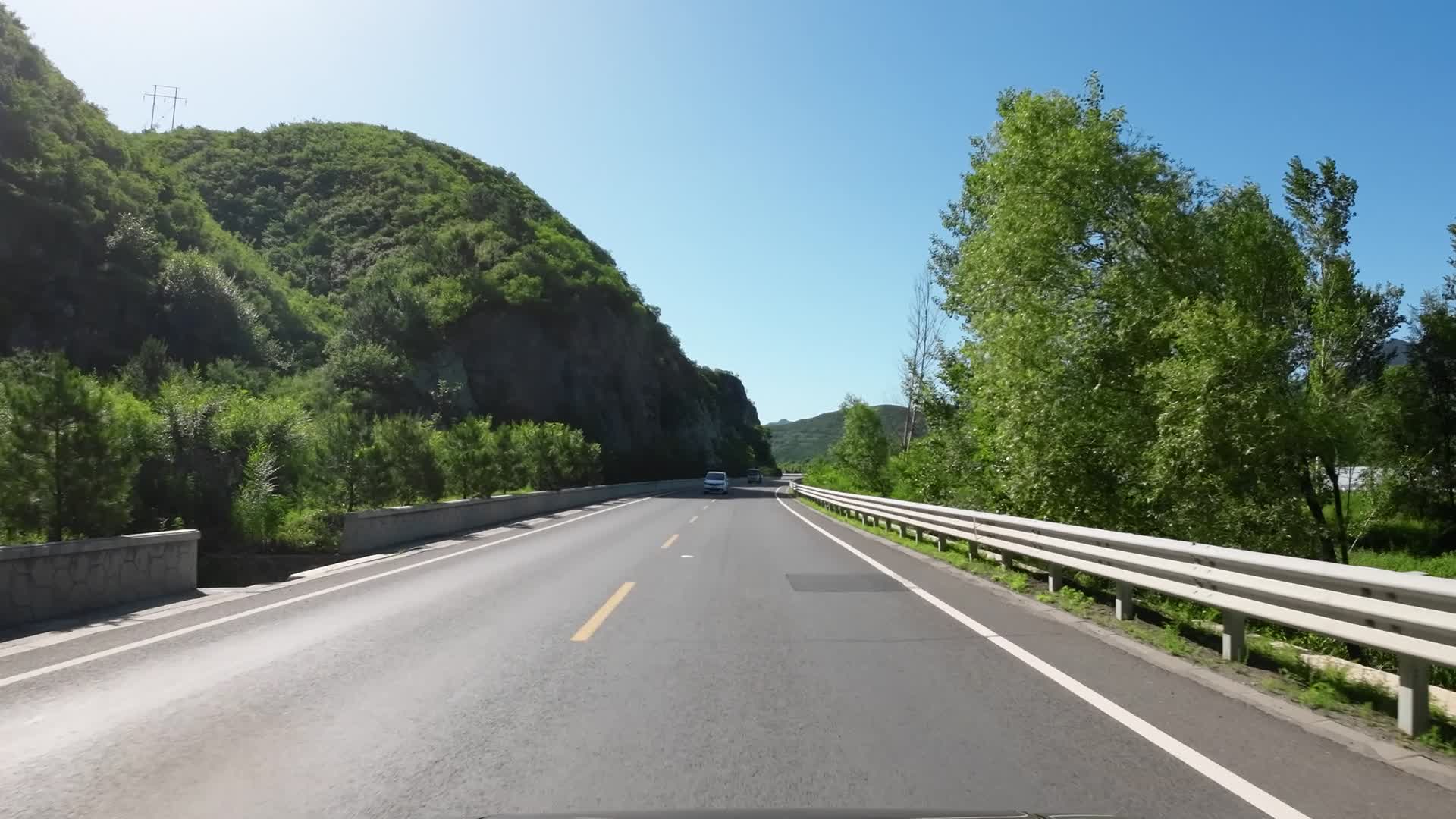开车第一视角沿途风景视频的预览图