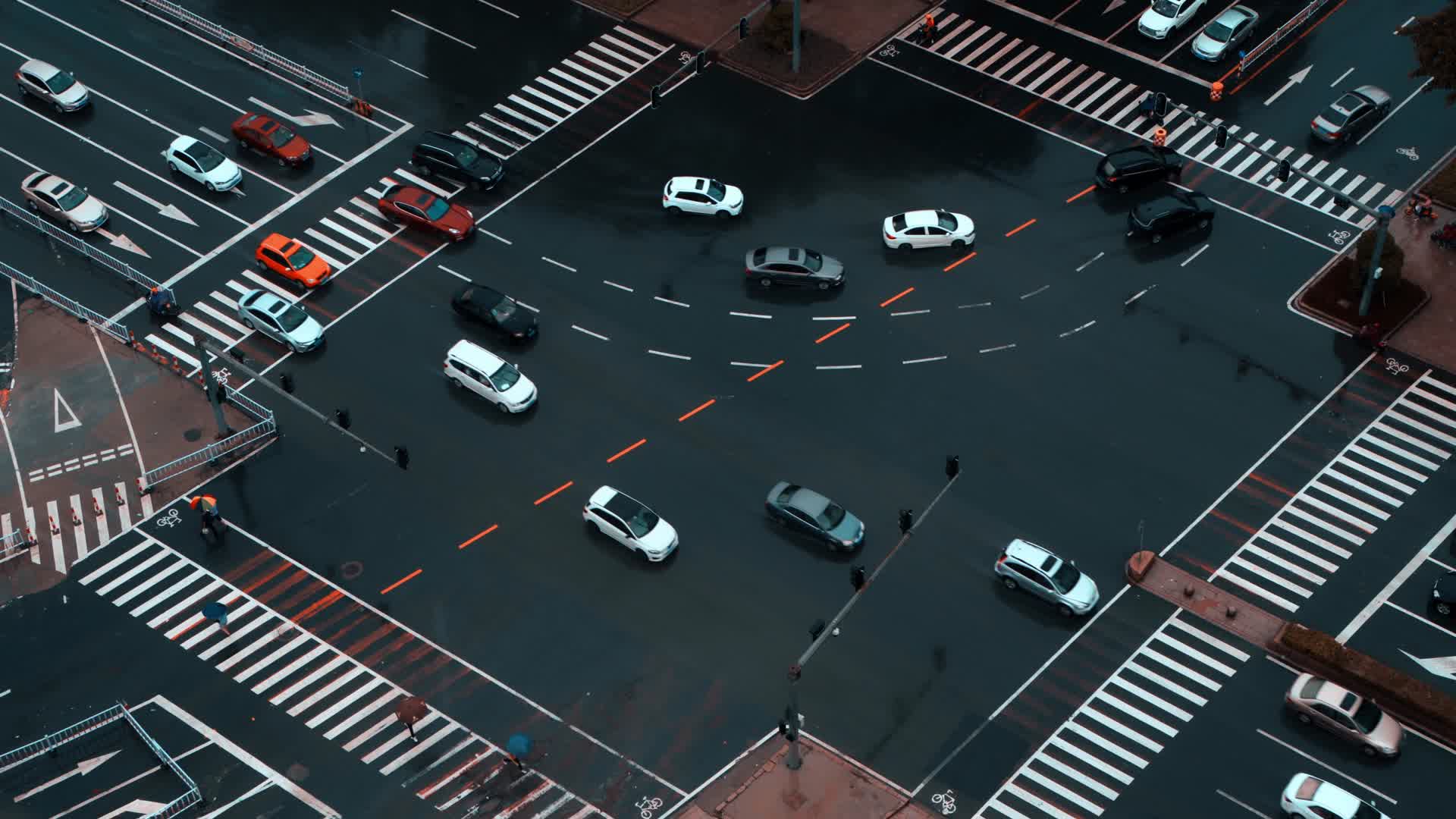 雨天城市十字路口车水马龙视频的预览图