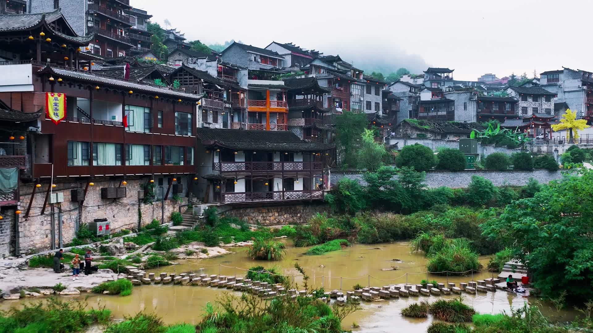 4K航拍湘西芙蓉镇中景视频的预览图