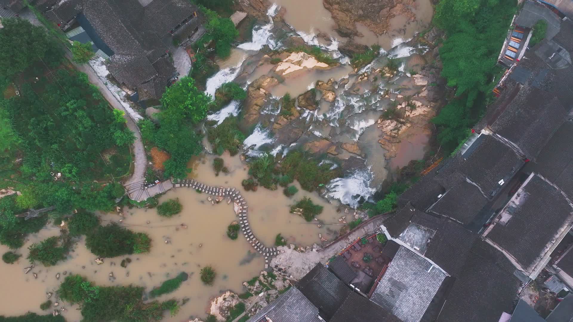 4K俯摄航拍湘西芙蓉镇视频的预览图