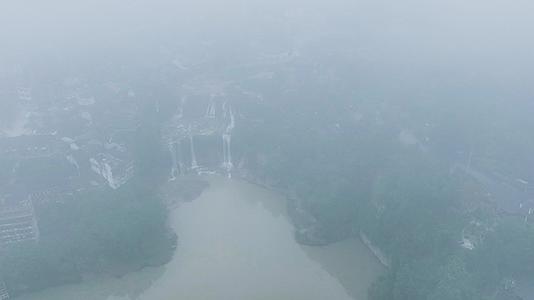 4K航拍湘西芙蓉镇大雾视频的预览图