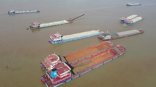 湖南湘江货运大船港口码头航拍视频的预览图