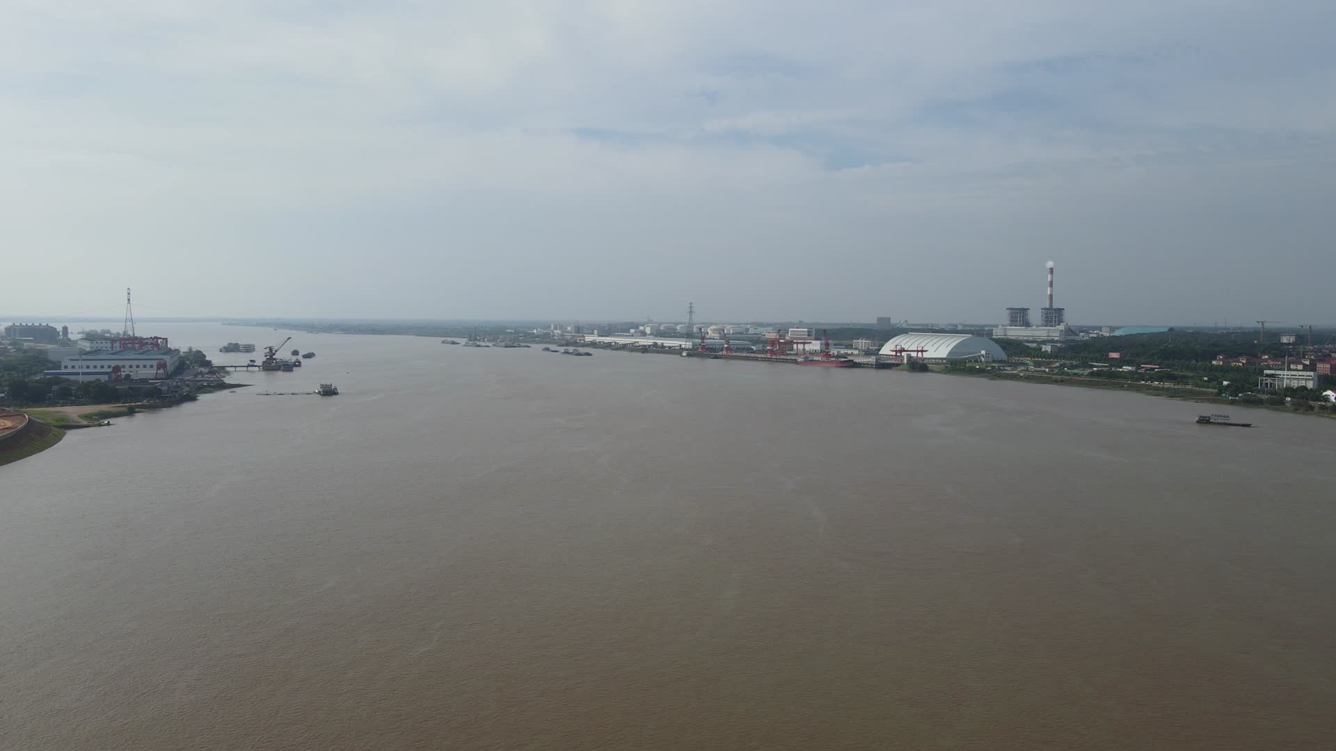 湖南湘江水运船只航拍视频的预览图