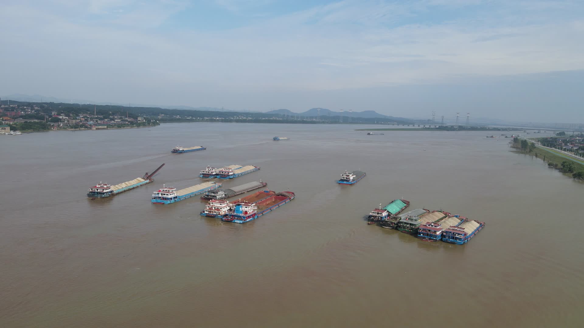 湖南湘江水运船只航拍视频的预览图