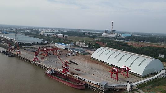 航拍湖南湘江货运游船视频的预览图