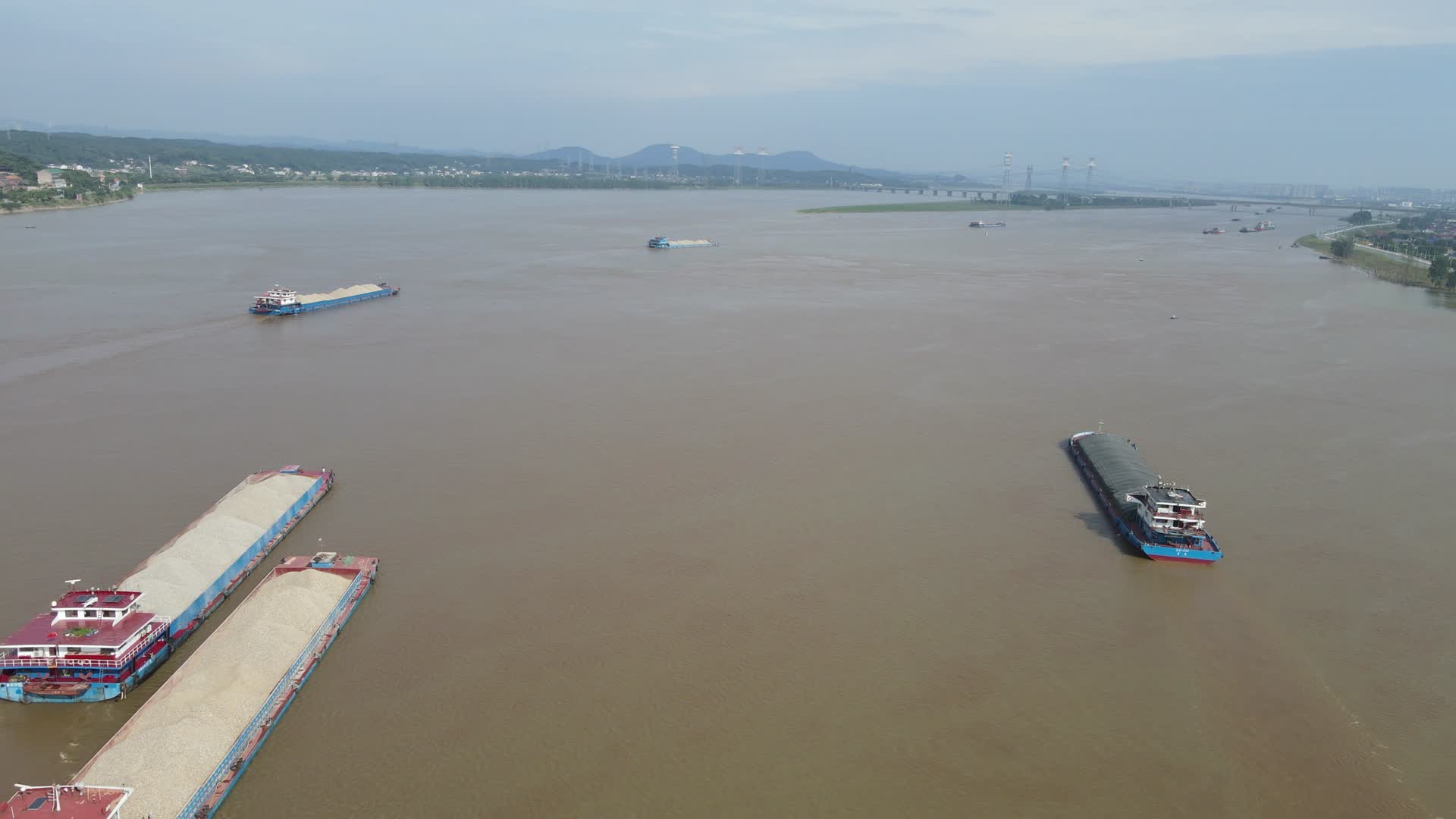 航拍湖南湘江货运游船视频的预览图