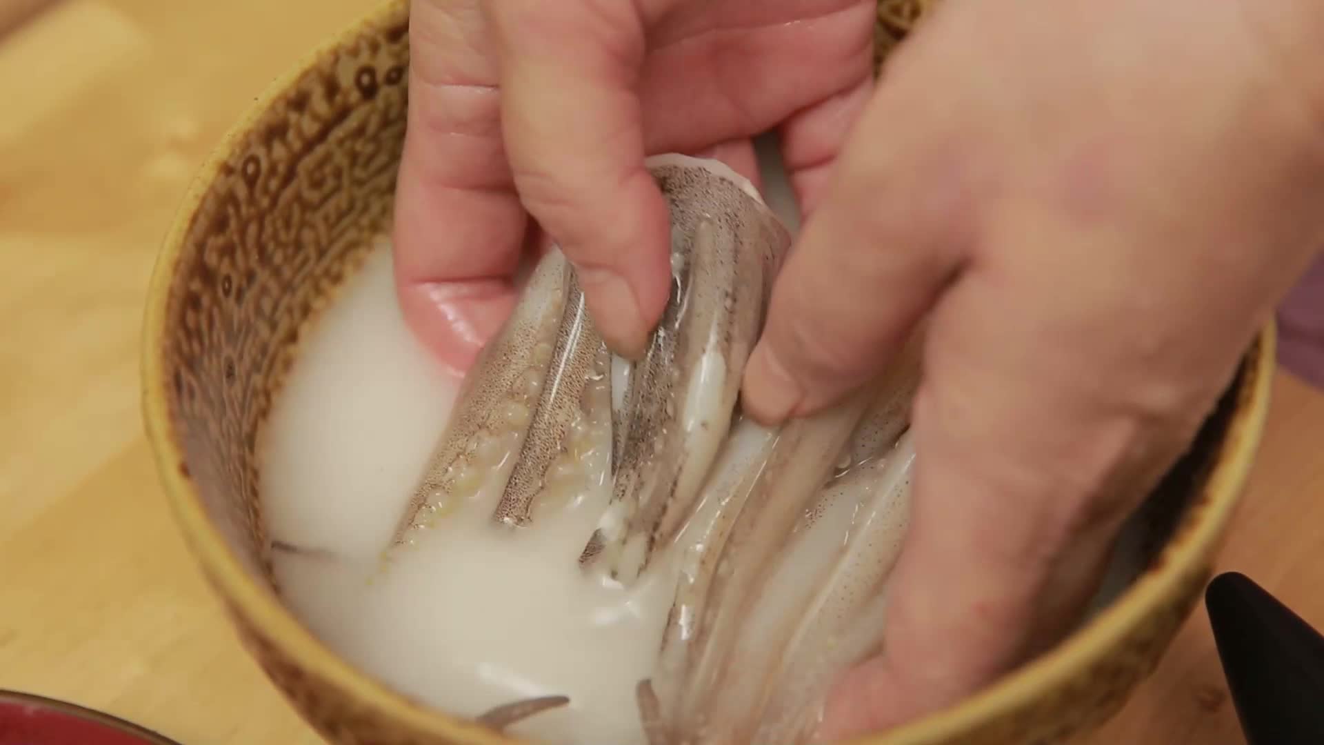 镜头合集厨师清洗乌鱼切鱿鱼须视频的预览图