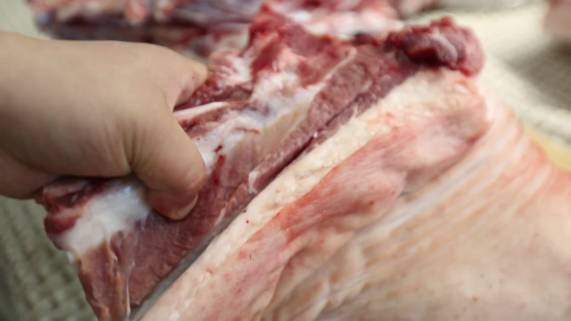 镜头合集猪肉剔骨切分猪肉视频的预览图