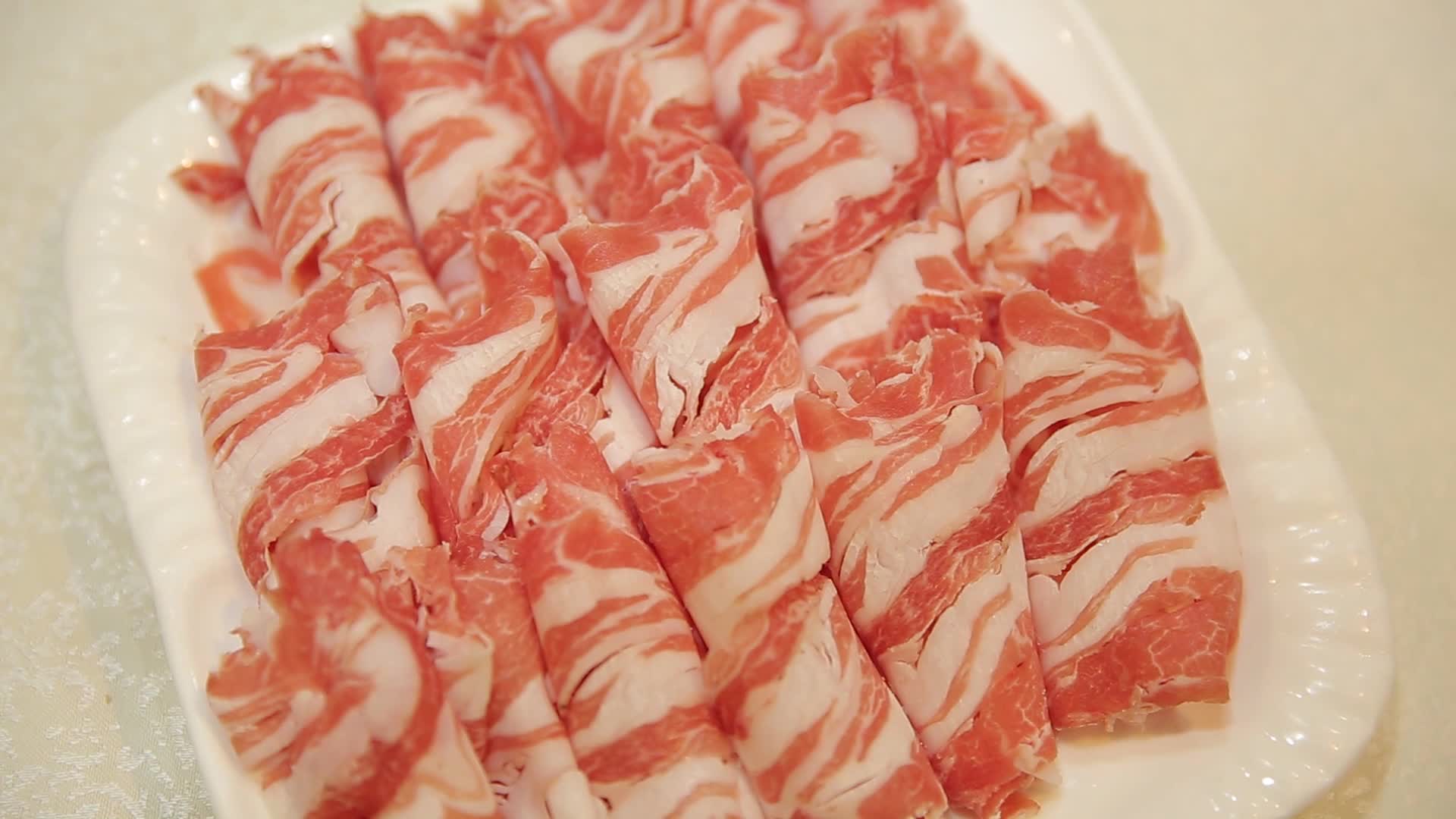镜头合集老北京涮羊肉片手切羊肉服务员上菜视频的预览图