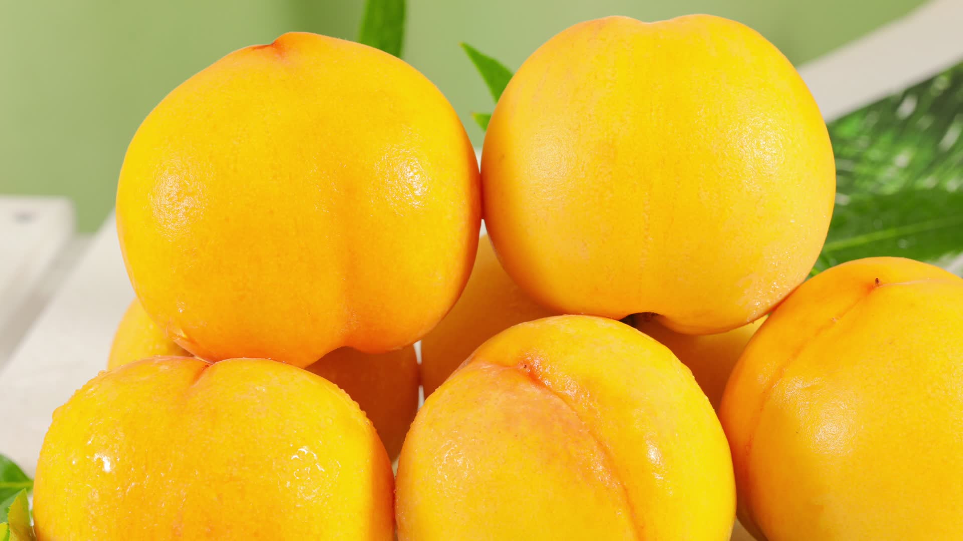 新鲜黄桃实拍视频视频的预览图