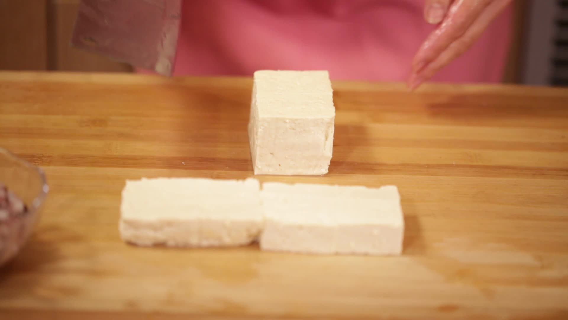 镜头合集厨师切豆腐制作酿豆腐块视频的预览图